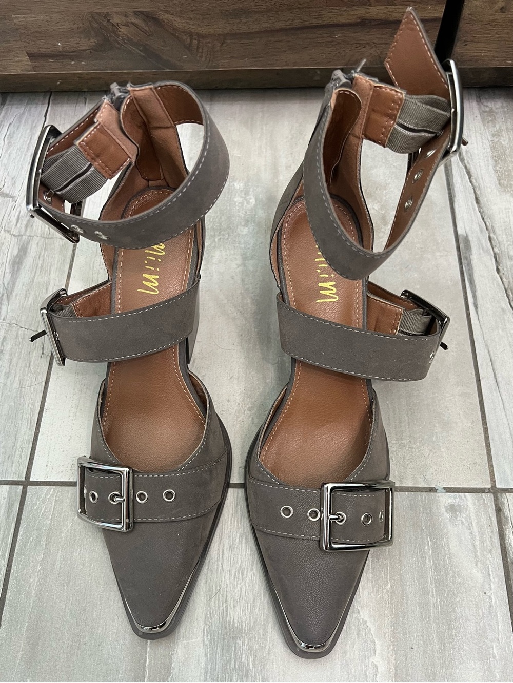 Women's Taupe Buckle Pointed-Toe Ankle-Strap Flats
Worn once!